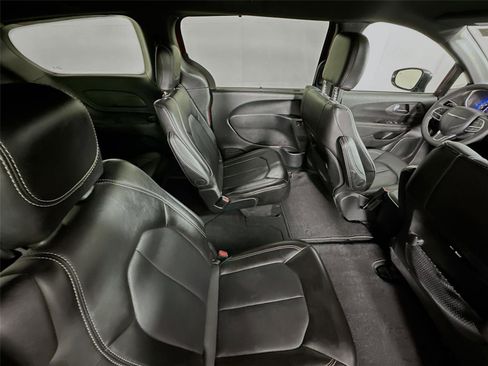 Used 2025 Chrysler Pacifica Select image 26