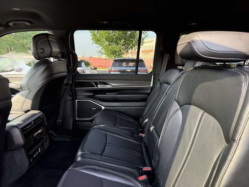 Certified 2024 Jeep Wagoneer L Series II w/ Flexible Seating Group AWD/4WD image 17
