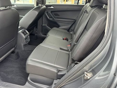 Used 2018 Volkswagen Tiguan SEL AWD/4WD image 16