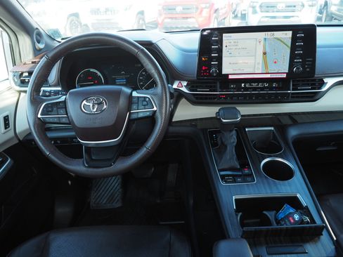 Used 2024 Toyota Sienna Platinum image 15