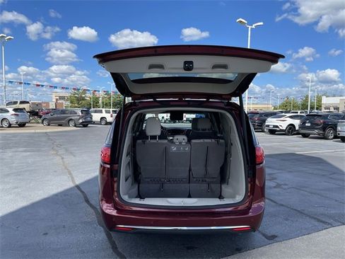Used 2019 Chrysler Pacifica Touring-L image 20