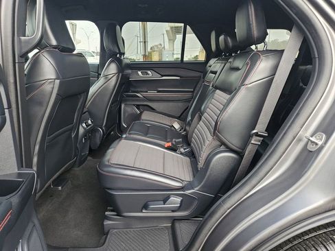 Used 2025 Ford Explorer ST-Line w/ ST-Line Street Pack image 16