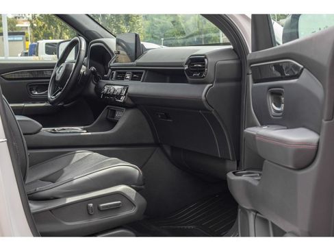 Used 2025 Honda Pilot Black Edition image 10