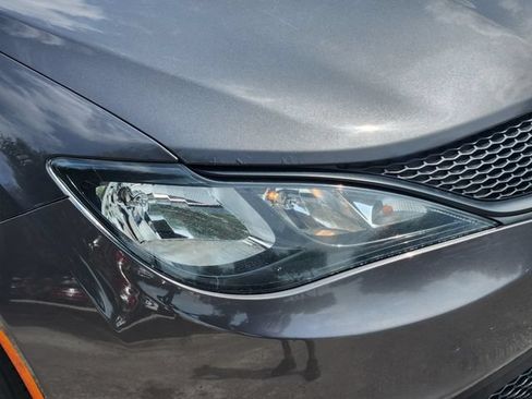 Used 2022 Chrysler Voyager LX FWD image 10
