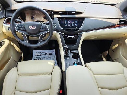 Used 2017 Cadillac XT5 Luxury w/ Driver Awareness Package FWD image 11