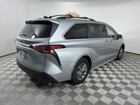 Used 2021 Toyota Sienna LE FWD image 6