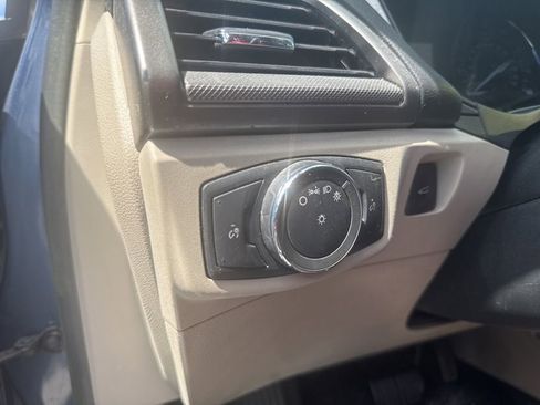 Used 2018 Ford Fusion SE w/ Fusion SE Technology Package FWD image 13