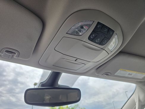 Used 2023 Chrysler Pacifica Touring-L FWD image 28