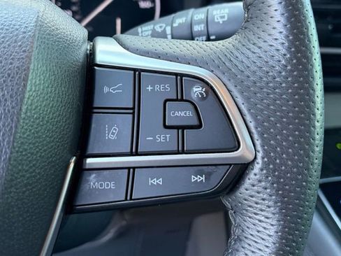 Used 2022 Toyota Sienna Limited image 7