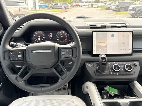 Used 2025 Land Rover Defender 110 V8 image 4