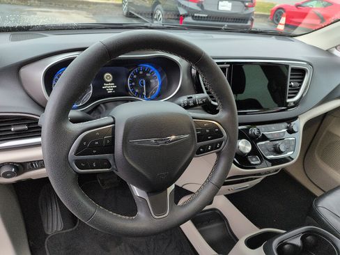 Used 2022 Chrysler Pacifica Touring-L image 9