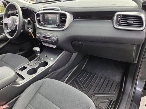 Used 2019 Kia Sorento LX w/ LX Convenience Package image 18