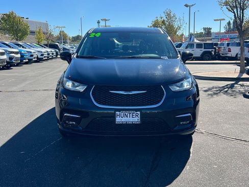 Certified 2024 Chrysler Pacifica Touring-L image 9