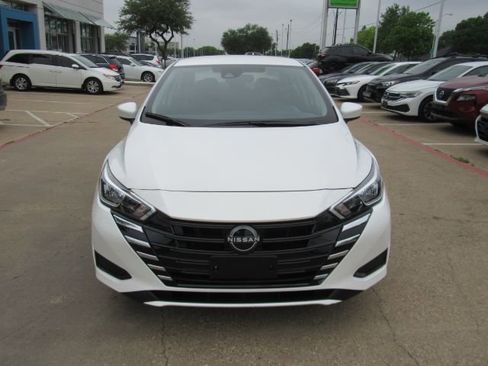 Used 2024 Nissan Versa SV image 2