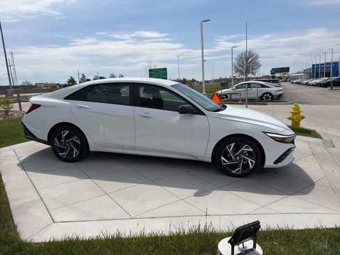 New 2025 Hyundai Elantra SEL FWD image 6