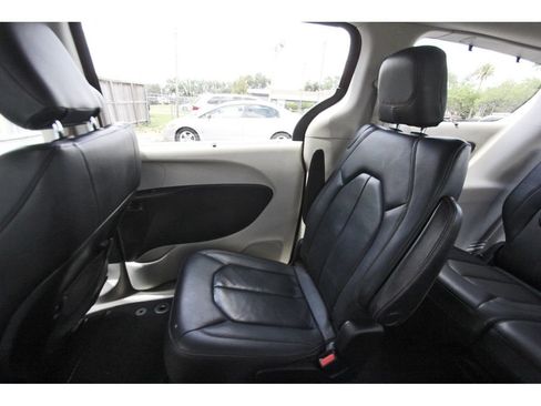 Used 2020 Chrysler Pacifica Touring-L FWD image 12