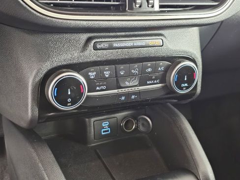 Used 2022 Ford Escape SE w/ SE Sport Appearance Package image 29