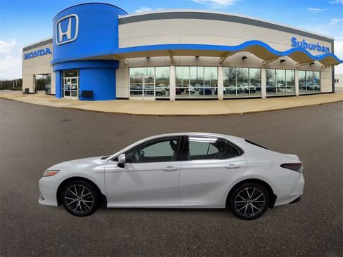 Used 2023 Toyota Camry XLE image 5