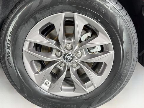 Used 2024 Toyota Sienna LE w/ LE Plus Package AWD/4WD image 32