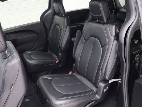 Used 2023 Chrysler Pacifica Touring-L w/ S Appearance Package image 10