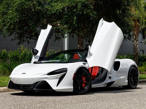 Used 2025 McLaren Artura Spider RWD image 33