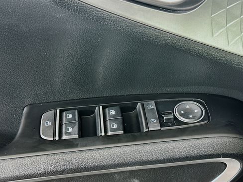 Used 2025 Kia Soul LX w/ LX Technology Package FWD image 15