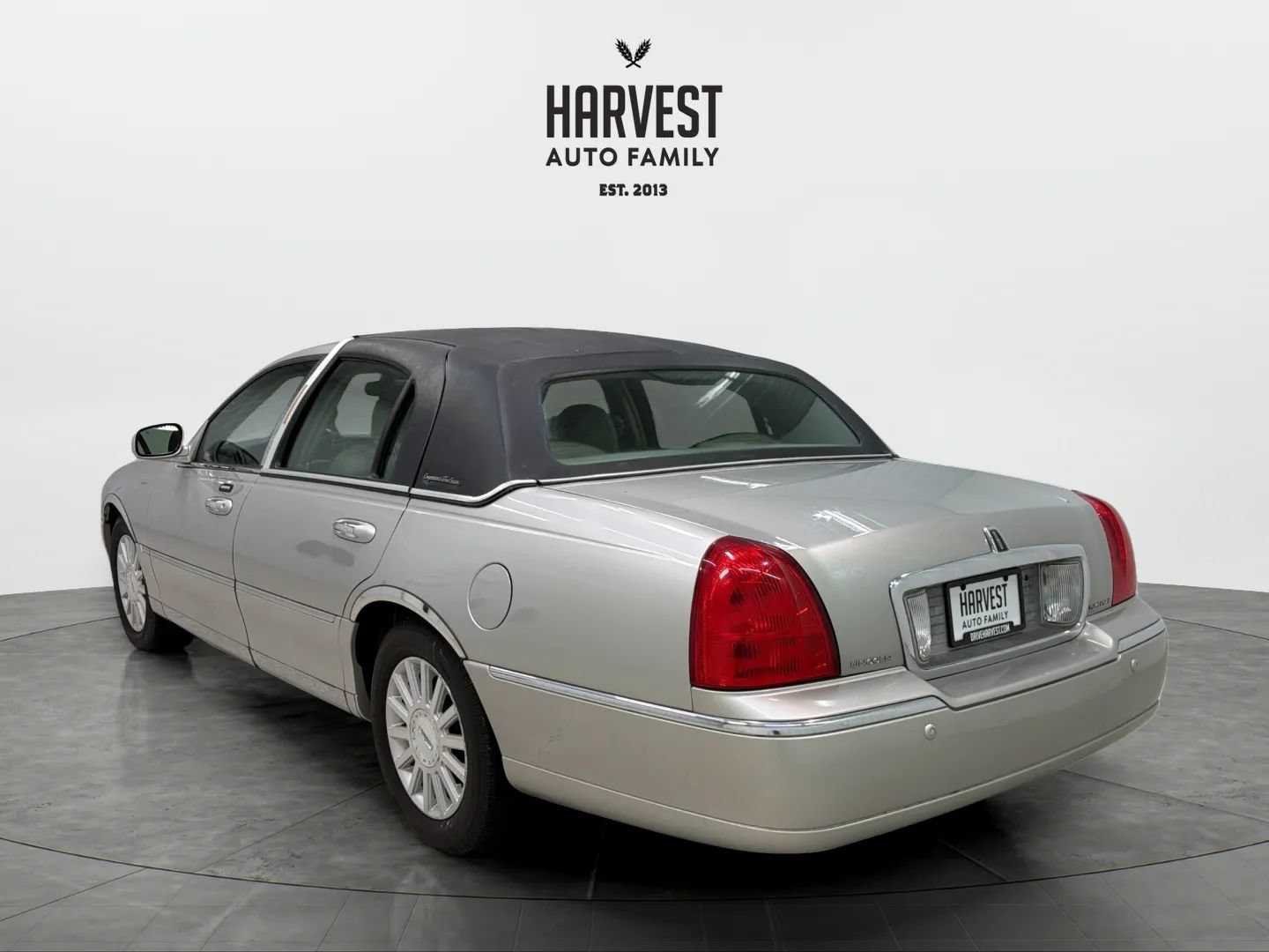 Used 2004 Lincoln Town Car Ultimate RWD image 4