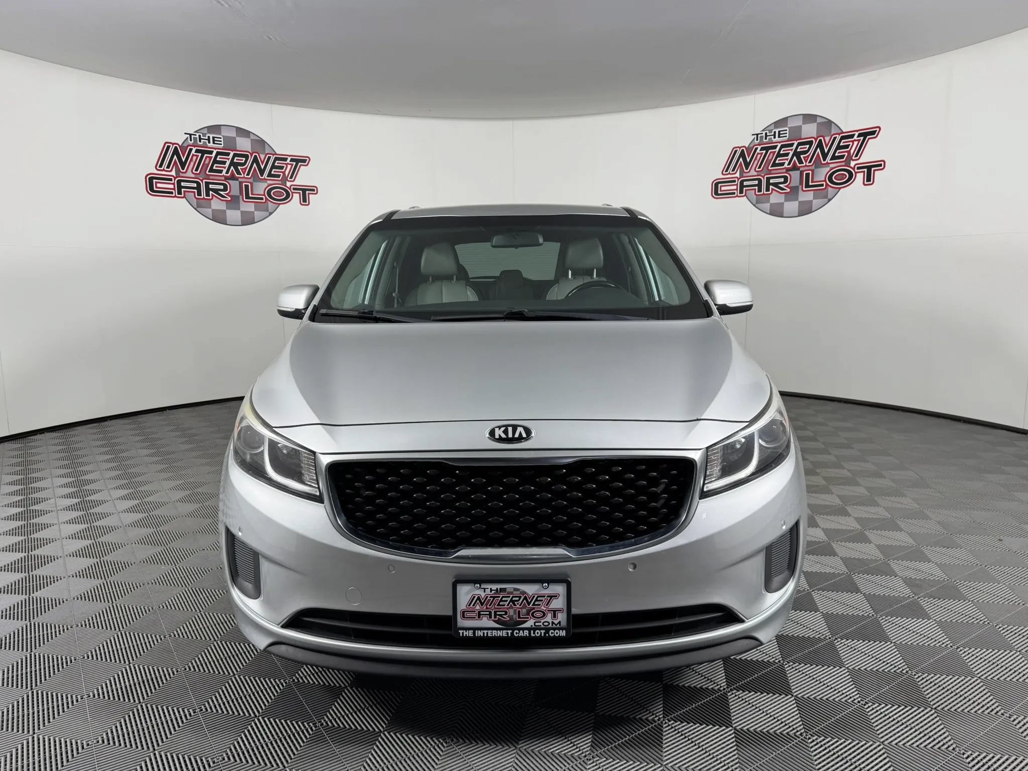Used 2017 Kia Sedona LX w/ LX Essentials Premium Package FWD image 2