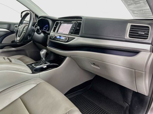 Used 2019 Toyota Highlander XLE AWD/4WD image 31