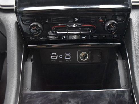 Used 2023 Jeep Grand Cherokee Limited w/ Black Appearance Package image 19