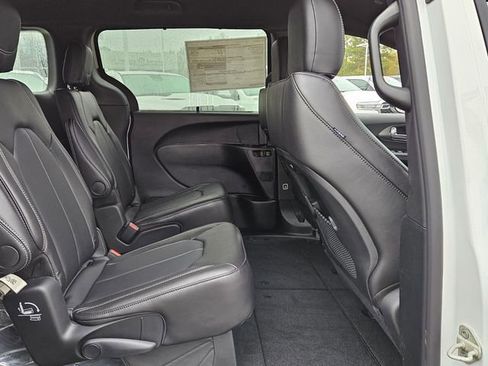 New 2026 Chrysler Pacifica Select FWD image 16
