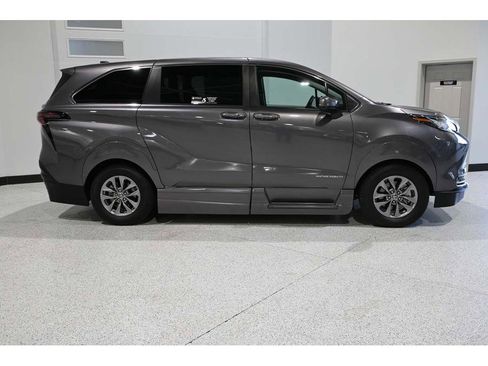 Used 2023 Toyota Sienna LE FWD image 5