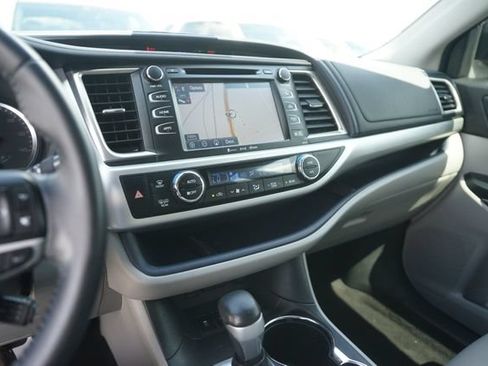 Used 2017 Toyota Highlander XLE FWD image 27