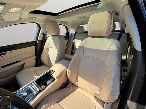 Used 2018 Jaguar XF Premium image 20