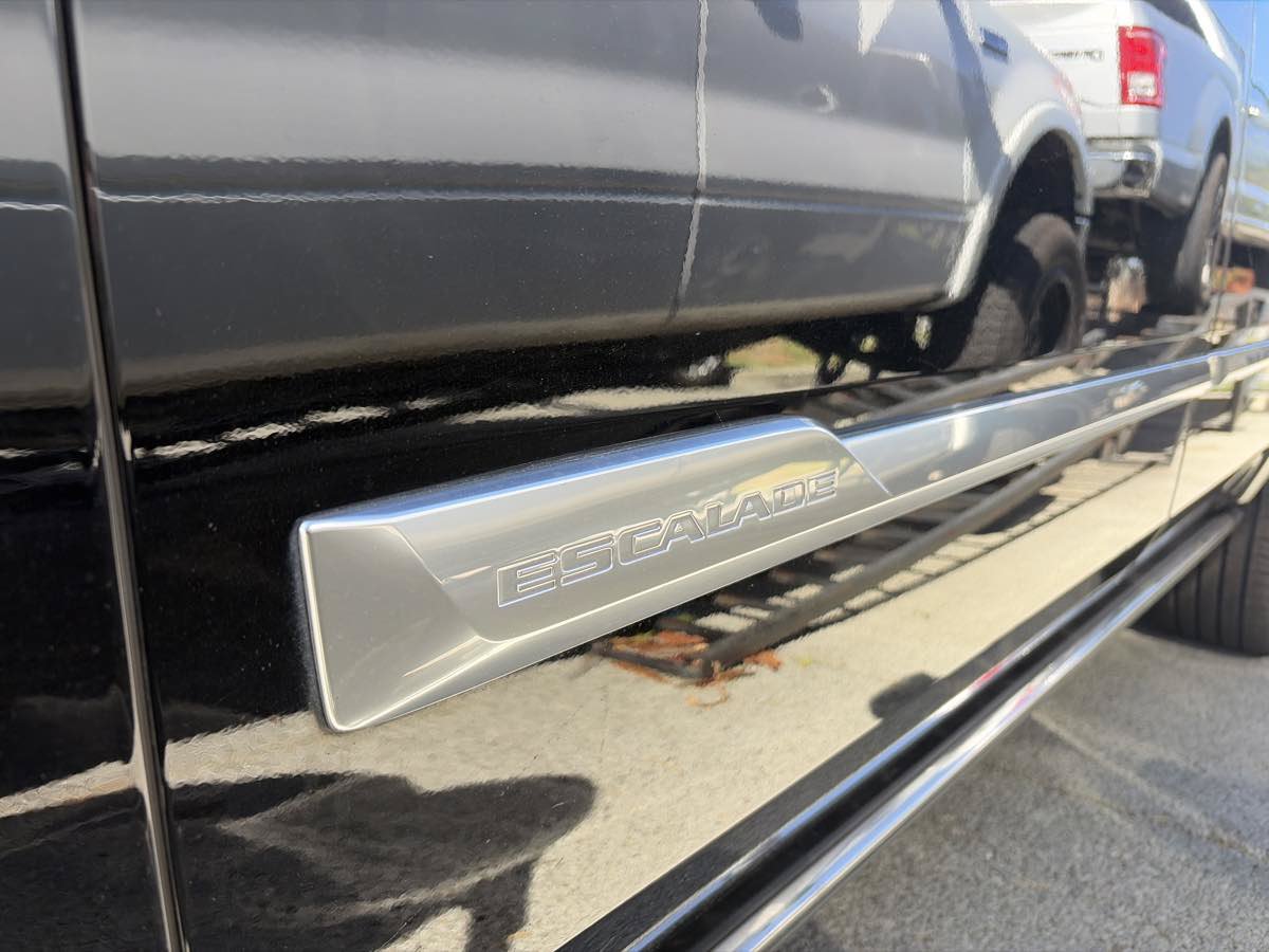 Used 2018 Cadillac Escalade ESV Premium Luxury AWD/4WD image 2