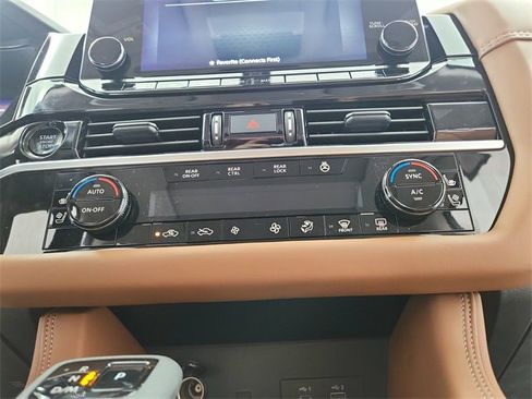 Used 2025 Nissan Pathfinder Platinum w/ Black Appearance Package image 34