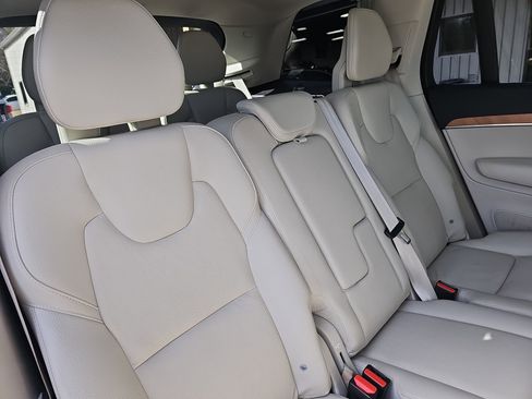 Used 2022 Volvo XC90 T6 Momentum w/ Climate Package image 12