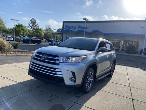 Used 2019 Toyota Highlander XLE image 4