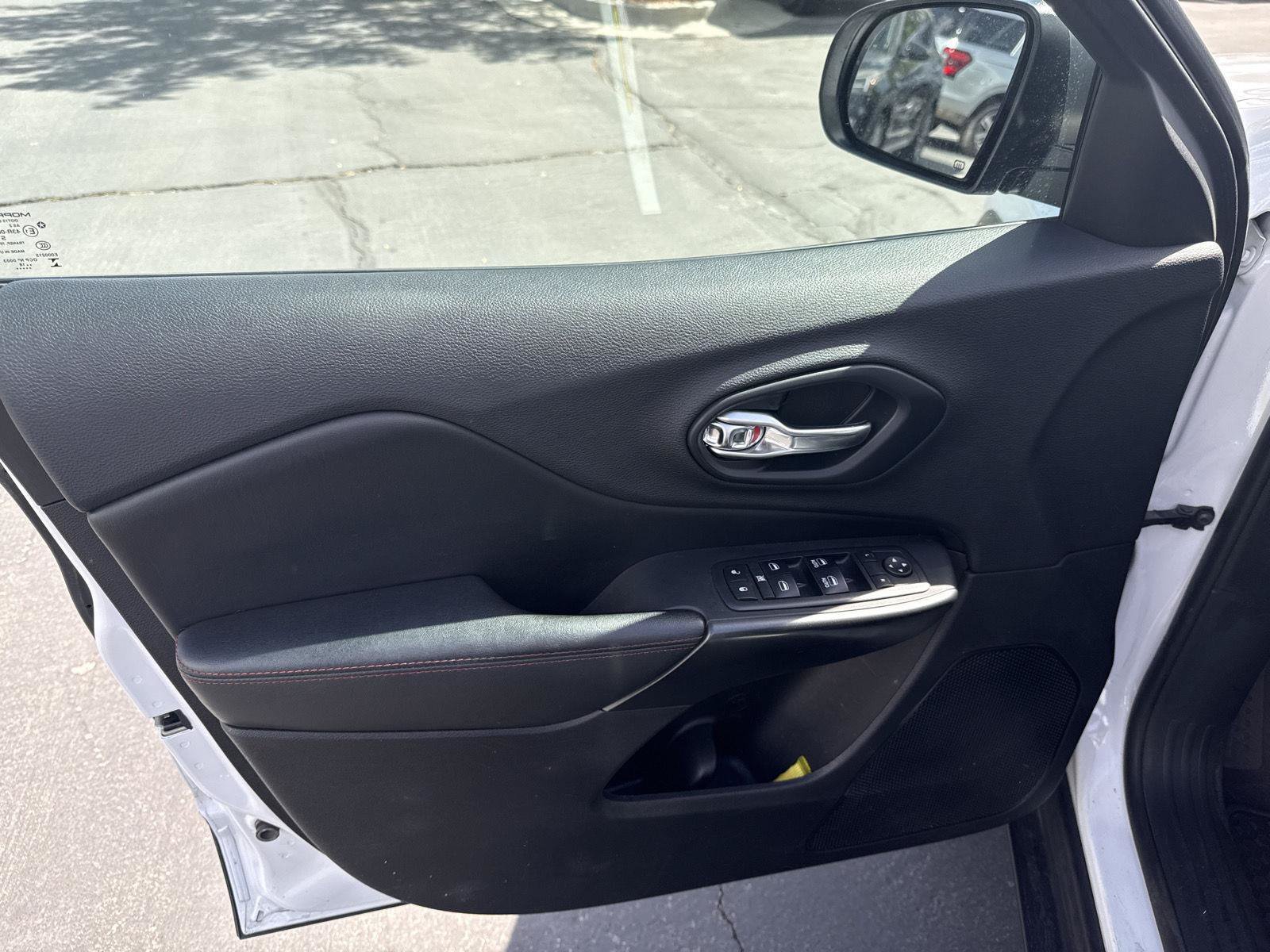 Used 2019 Jeep Cherokee Trailhawk AWD/4WD image 9