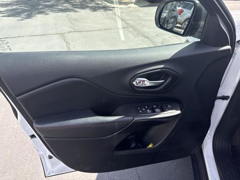 Used 2019 Jeep Cherokee Trailhawk AWD/4WD image 9