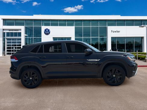 Used 2023 Volkswagen Atlas Cross Sport SE w/ Panoramic Sunroof Package FWD image 4
