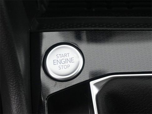 Used 2025 Volkswagen Taos SE w/ Panoramic Sunroof Package image 32