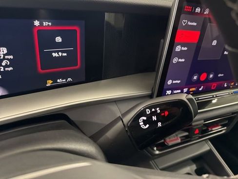 Certified 2025 Volkswagen Tiguan SE image 18