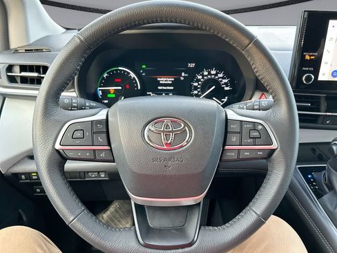 Used 2025 Toyota Sienna XLE FWD image 15