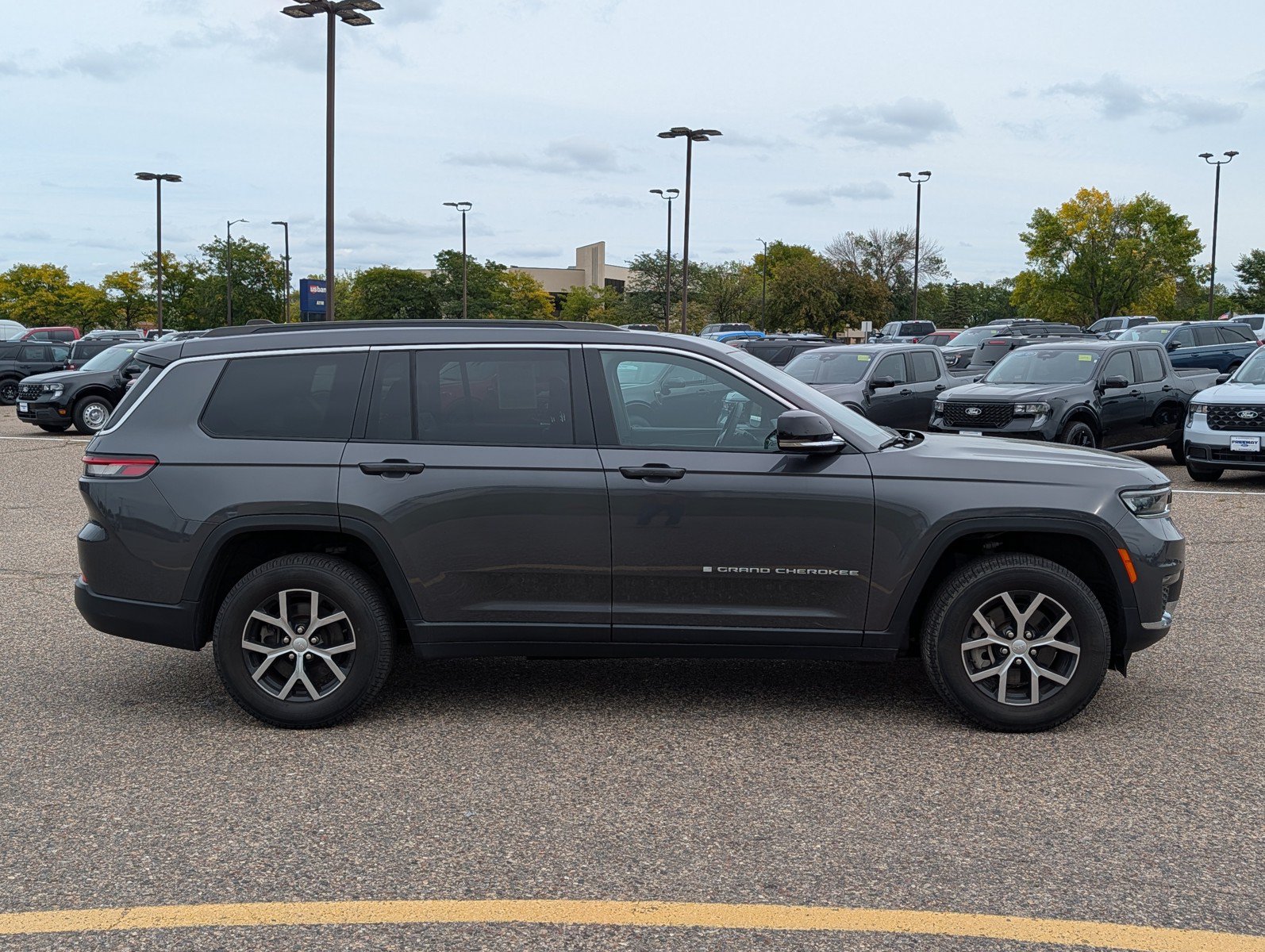 Used 2024 Jeep Grand Cherokee L Limited AWD/4WD image 4
