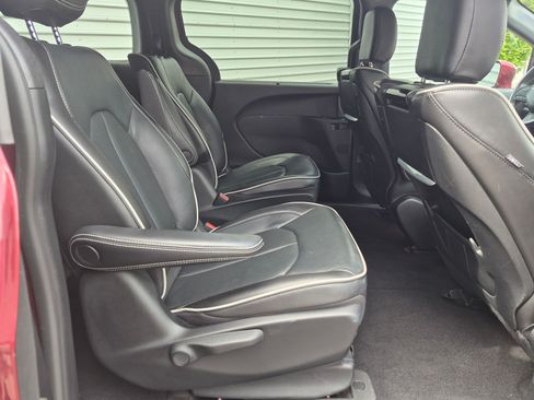 Used 2021 Chrysler Pacifica Limited w/ Uconnect Theater Family Group FWD image 28