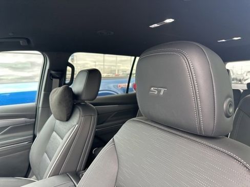 Used 2025 Buick Enclave Sport Touring w/ Power Package image 8