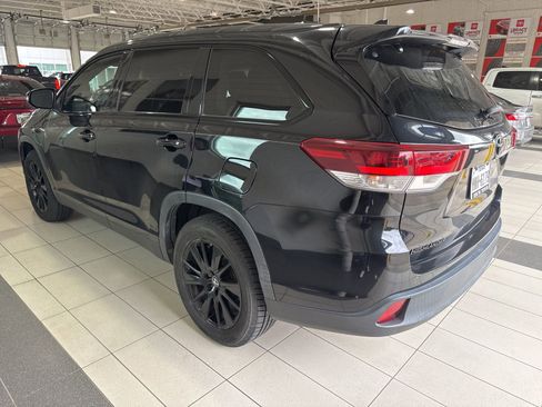 Used 2019 Toyota Highlander SE w/ Nightshade Edition FWD image 4