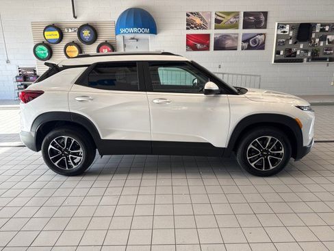 Used 2024 Chevrolet TrailBlazer LT w/ LT Cold Weather Package FWD image 2