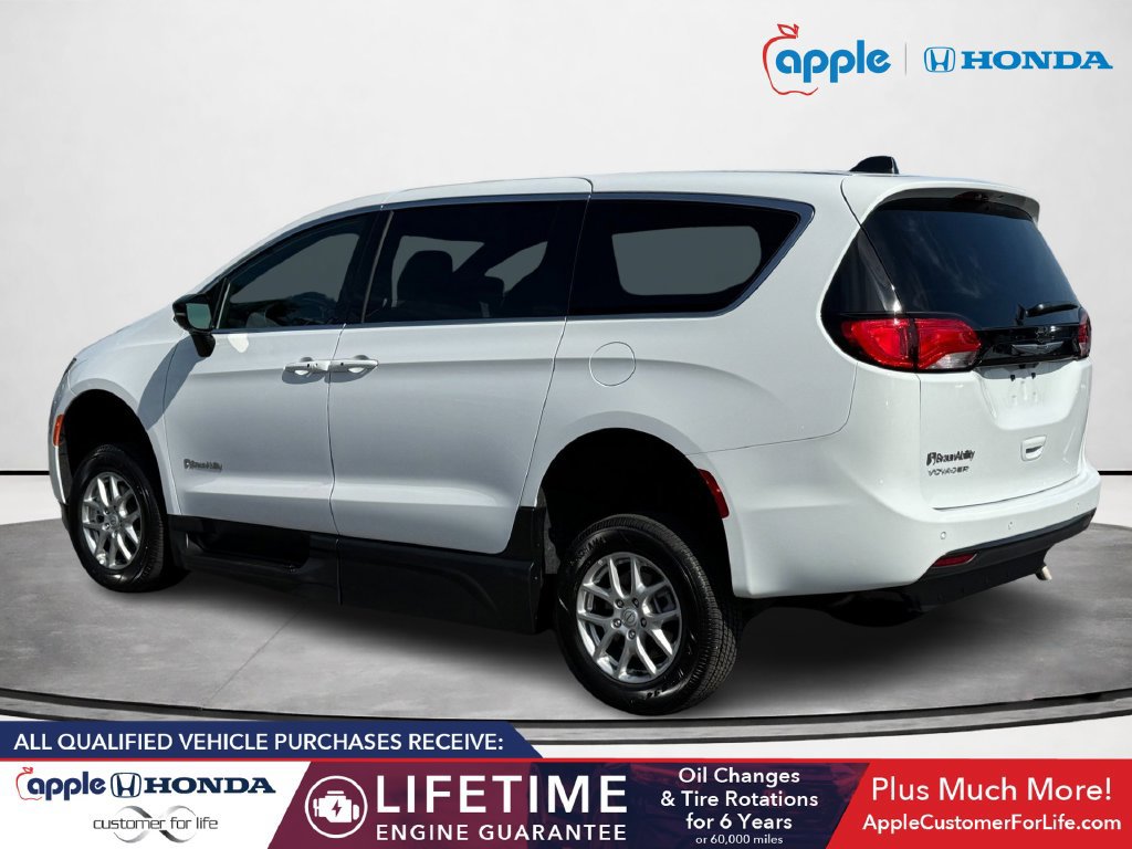 Used 2026 Chrysler Voyager LX FWD image 4